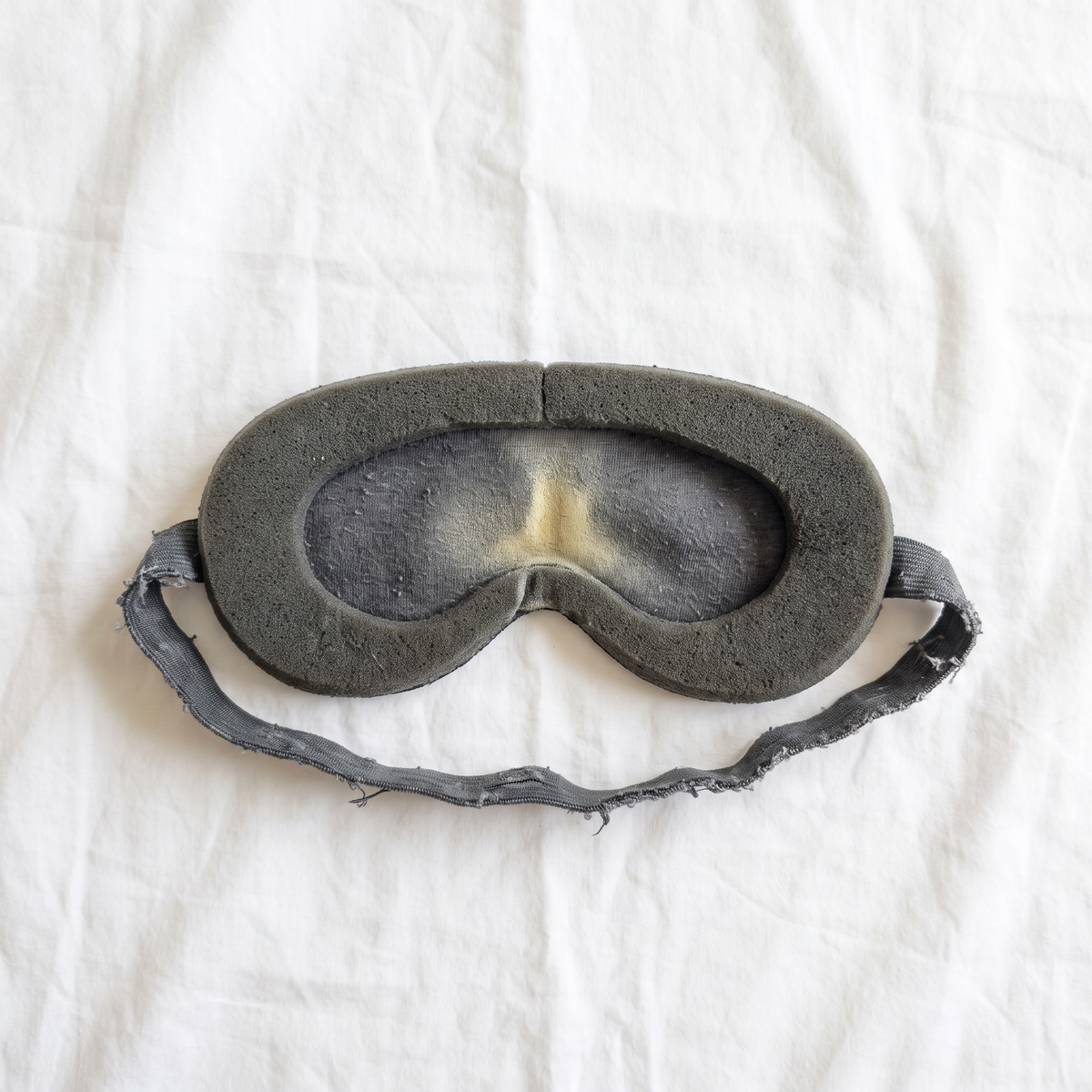 Vieux masque en mousse tassé et taché de crème